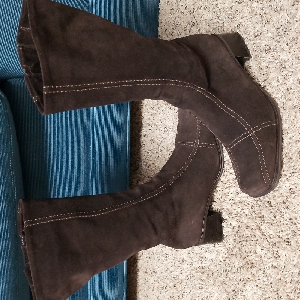 LA CANADIENNE MID CALF SUEDE BOOTS SIZE 8